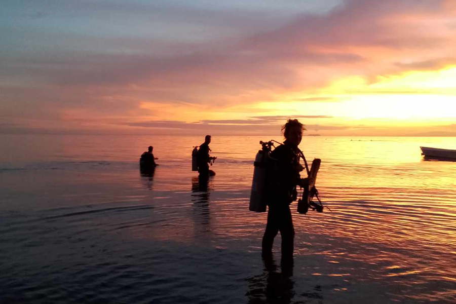Plongée de nuit au coucher de soleil
