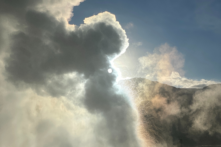 Levé de soleil sur les geysers
