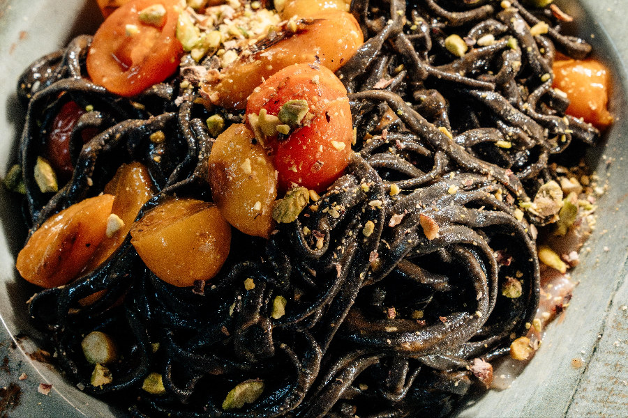 Tagliatelle encre de seiche et carpaccio de gambas de Minorque
