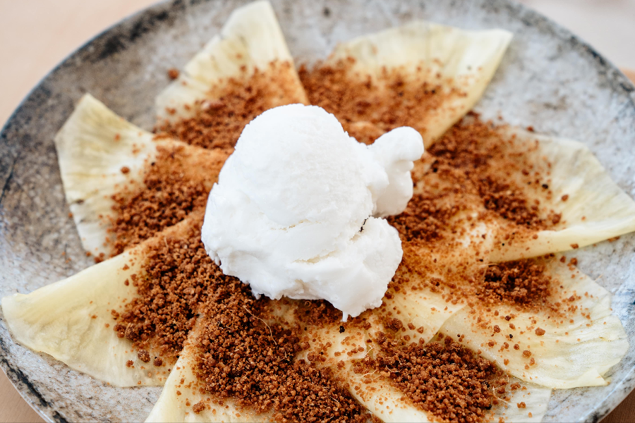 Carpaccio ananas, glace coco et crumble gingembre