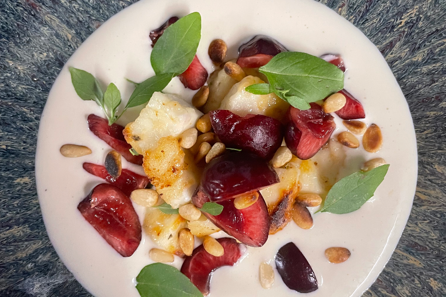 Ajoblanco cerises et halumi