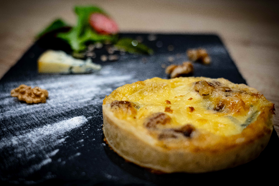 Fourme de Montbrison et noix de Grenoble