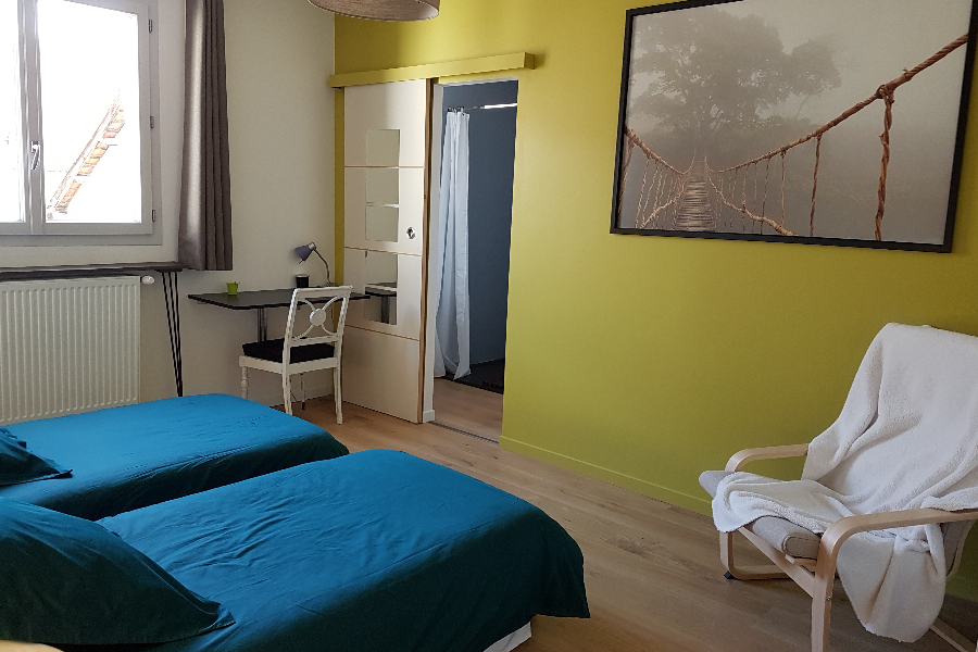 Chambre twin avec salle de bain.