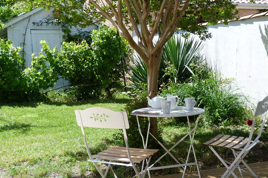 Terrasse privative chambre rez-de -jardin.
