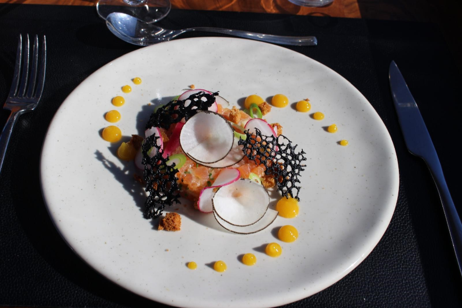 Tartare de saumon mariné aux fruits de la passion