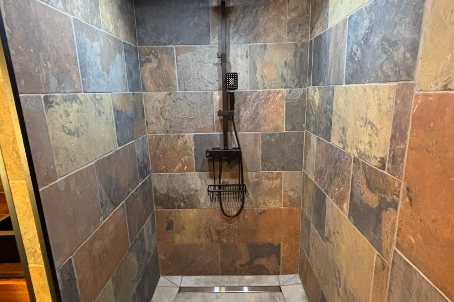 Douche à l'italienne spacieuse