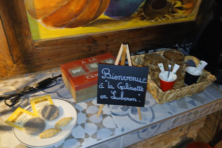 Nos produits d'accueil: café, thé, sucre, gâteaux ou chocolats artisanaux, petites bouteilles d'eau, gel douche, champoing, savon pour les mains.