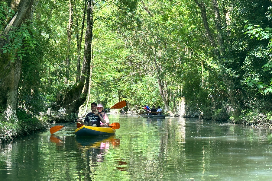 Canoë et barque dans le Marais Poitevin - ©pauline Beltran