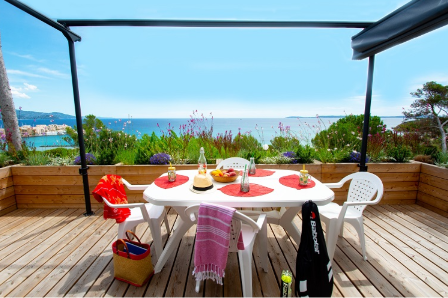 Terrasse bungalow vue mer - ©Camp du Domaine