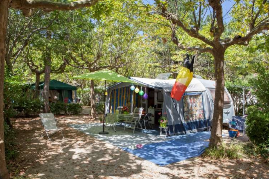 Emplacement caravane ou camping car, avec électricité, eau et évacuation des eaux usées - ©Camp du Domaine