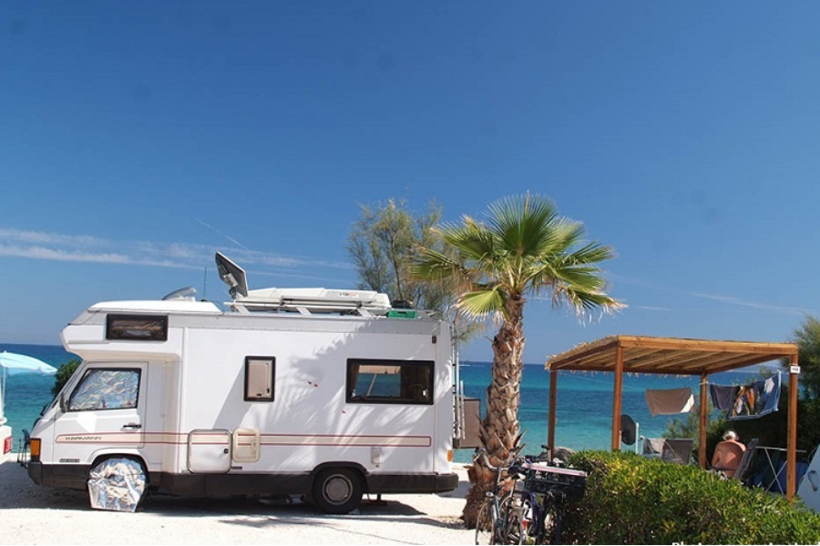 Emplacement caravane, camping car ou tente en bord de mer - ©Camp du Domaine
