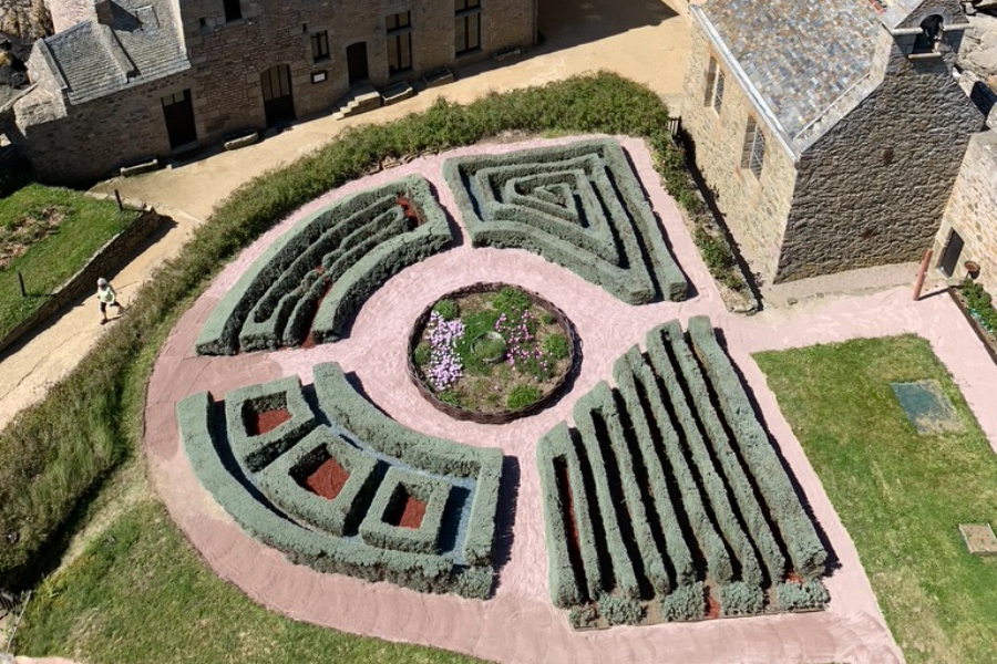 Le labyrinthe de santoline au château de la Roche Goyon - ©Château de la Roche Goyon - Andrews Masbath