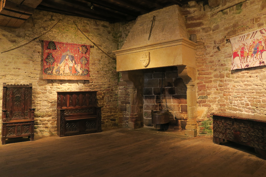 La salle seigneuriale du donjon du château de la Roche Goyon - ©Château de la Roche Goyon - Andrews Masbath