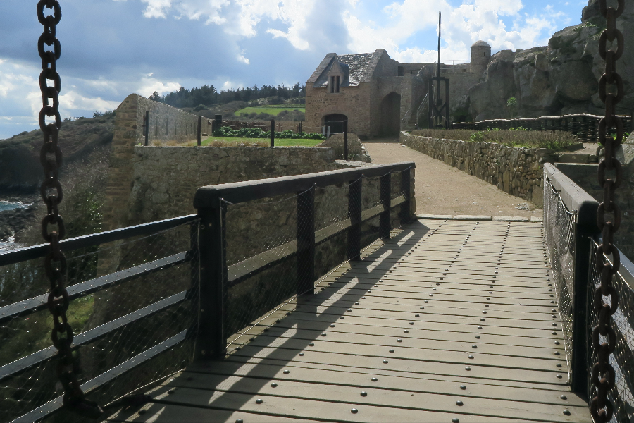 Le pont-levis du château de la Roche Goyon - ©Château de la Roche Goyon - Andrews Masbath