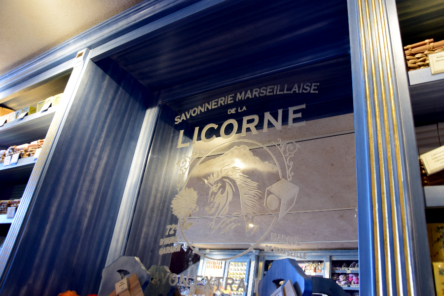 Vitrine boutique savonnerie de la licorne - ©2022 - Savonnerie de la Licorne