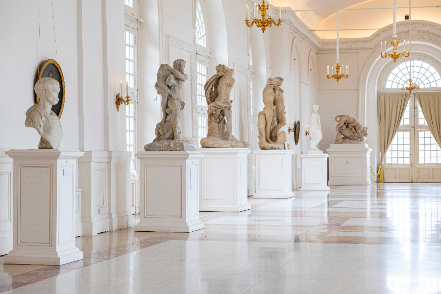 La galerie de sculptures dans l'Orangerie