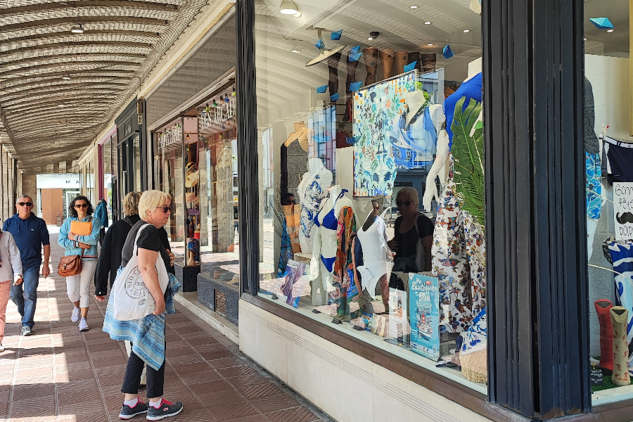 La boutique de prêt-à-porter, Rêves de jambes, est située rue de Siam à Brest, sous les arcades, juste à côté de la librairie Dialogue. - ©Enora Heurtebize