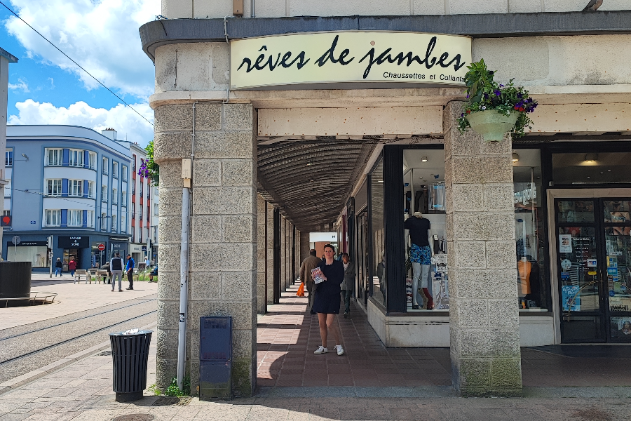 La boutique de prêt-à-porter, Rêves de jambes, est située rue de Siam à Brest, sous les arcades, juste à côté de la librairie Dialogue - ©Enora Heurtebize