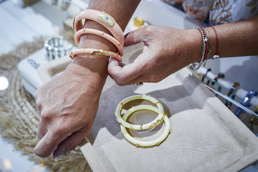 Bracelets portés dans la bijouterie grenobloise - ©Spassoff