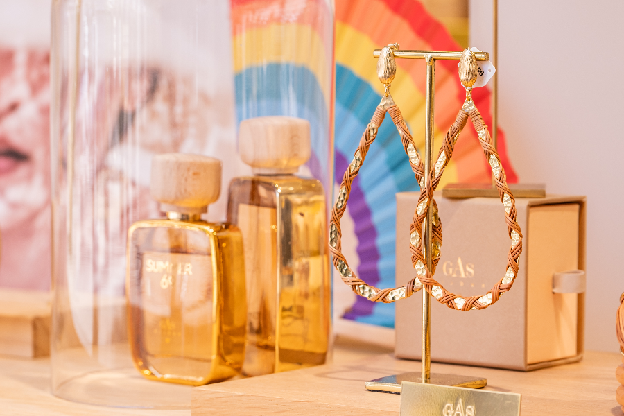 Boucle d’oreille et parfum