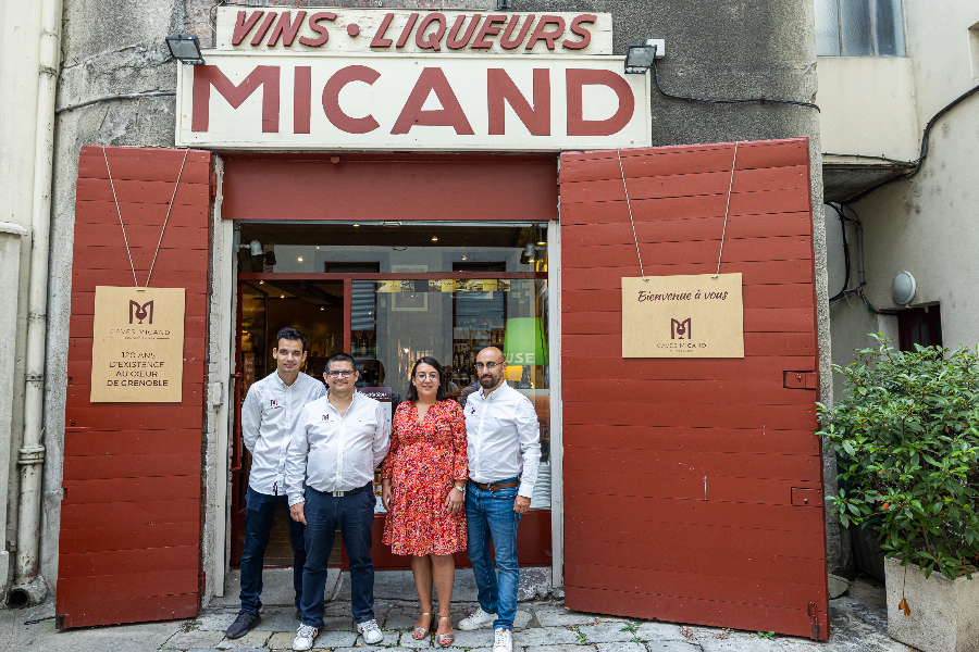 Photo de l’équipe caves micand devant l’établissement - ©DR