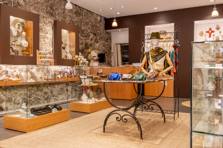 Vue large du magasin émotion bijou avec vue sur bijoux et accessoires sac à main