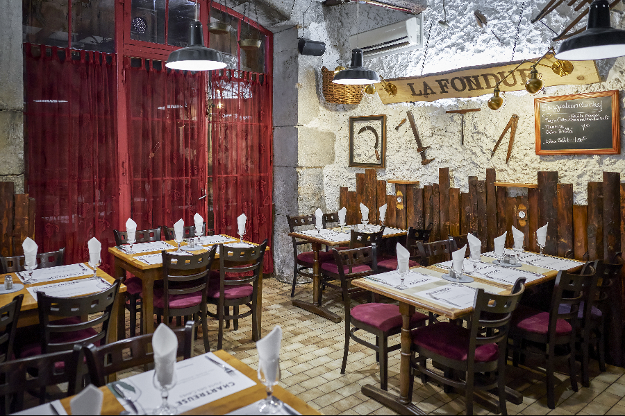 Intérieur du restaurant la fondue à Grenoble