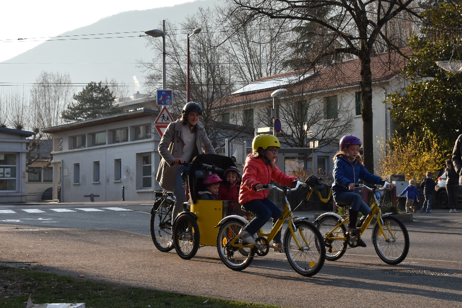 Famille avec vélo cargo et vélos junior - ©Mvélo+