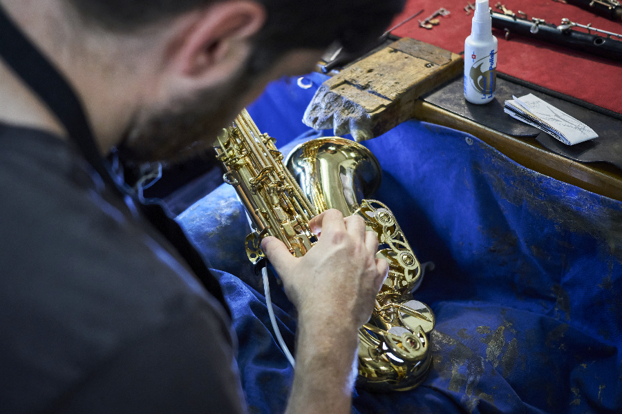 Réparation de trompette chez Michel Musique - ©Emmanuel Spassoff