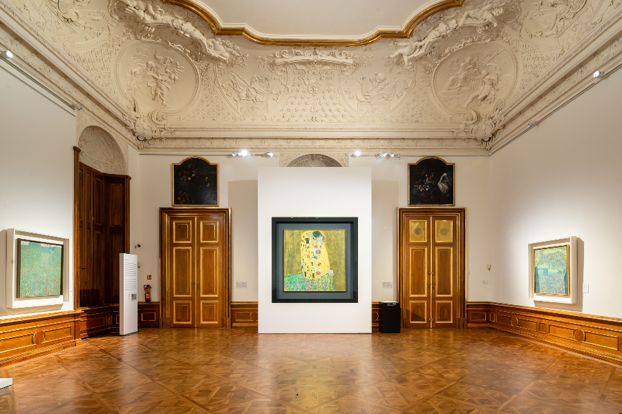 Innenaufnahme Oberes Belvedere Museumsraum mit Gustav Klimts Kuss_Lukas Schaller - ©Belvedere, Wien