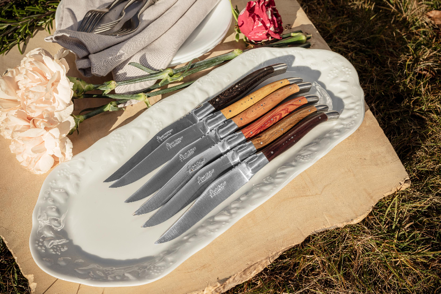 Couteau de table Laguiole traditionnel, manche en bois - ©Benoit l'Artisan, Laguiole