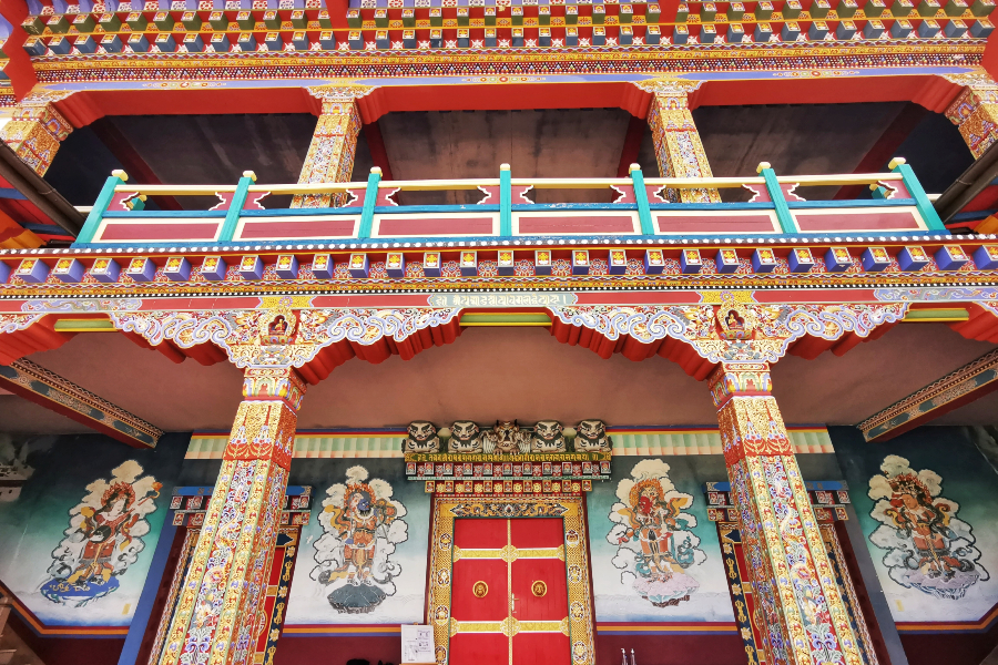 Dépaysement total au temple Paldenshangpa, avec son style bhoutanais multicolore, situé sur le domaine du château de Plaige à La Boulaye. - ©Céline Champcourt OTGAM