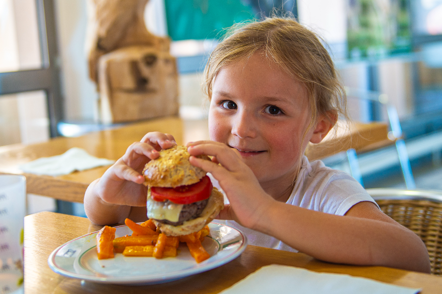 Maison du Charolais Cuisinez l'incontournable hamburger charolais en famille ! - ©©Thierry Convert