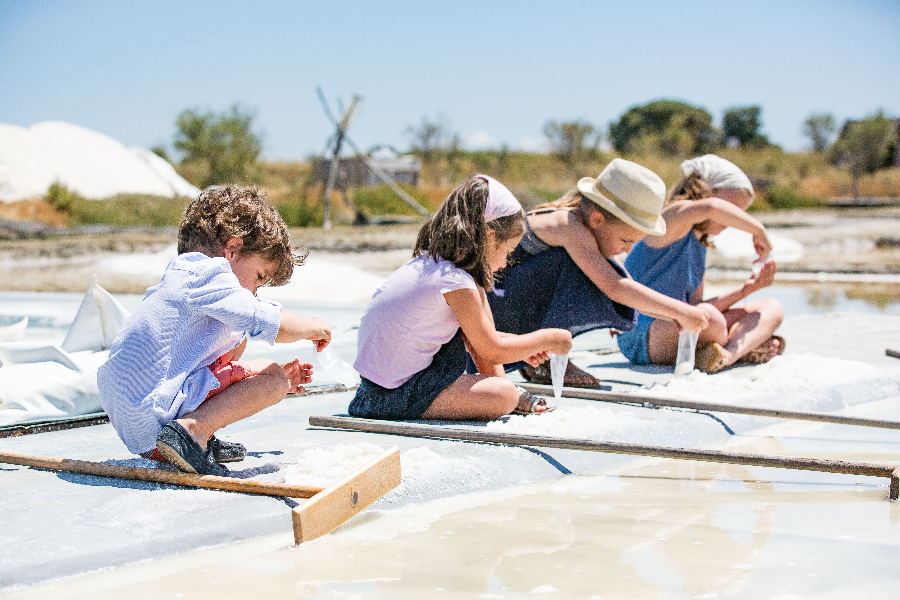 Les Salines - Récolte de sel par les enfants - ©S.Bourcier / Vendée Expansion