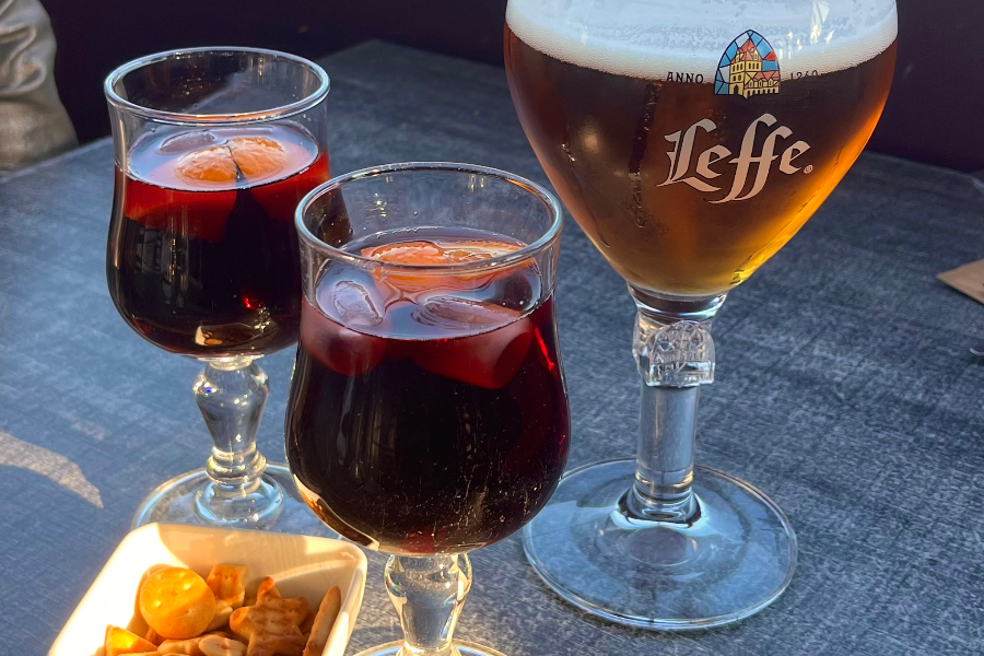 Une bière et une sangria pour commencer!