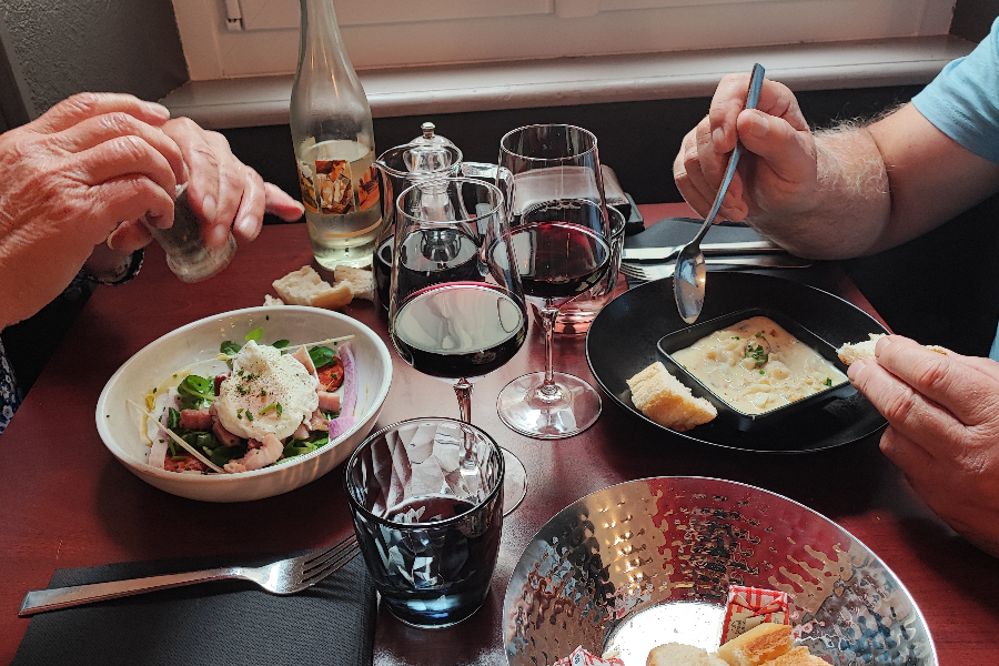 A Landerneau, aux Cap-Horniers, Didier et Sabine vous accueillent dans une ambiance conviviale pour découvrir une cuisine inventive. - ©Enora Heurtebize