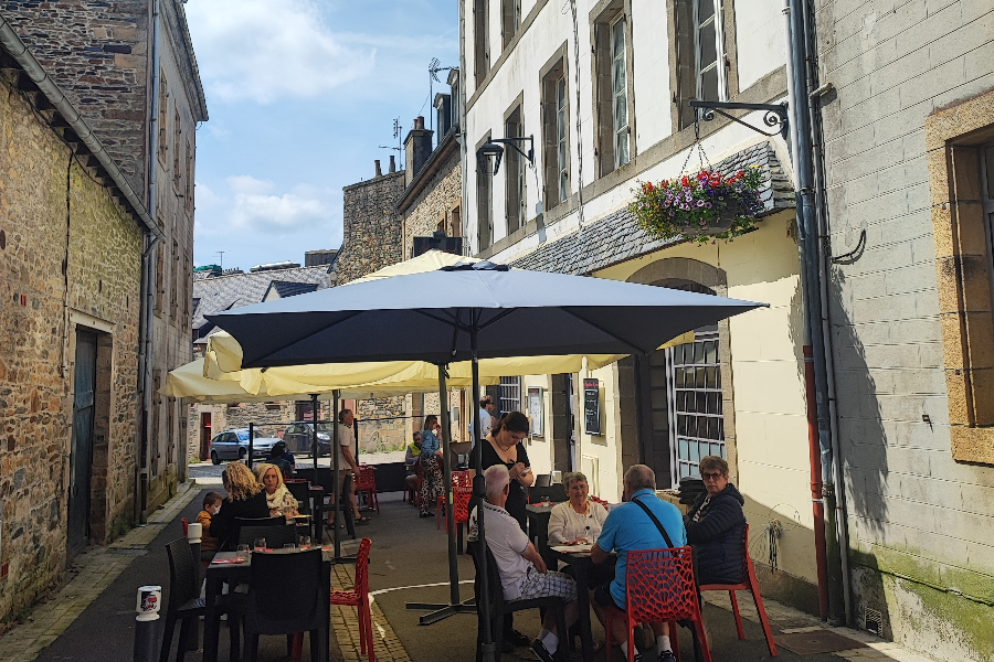 L'été, il est possible de déjeuner en terrasse. - ©Enora Heurtebize