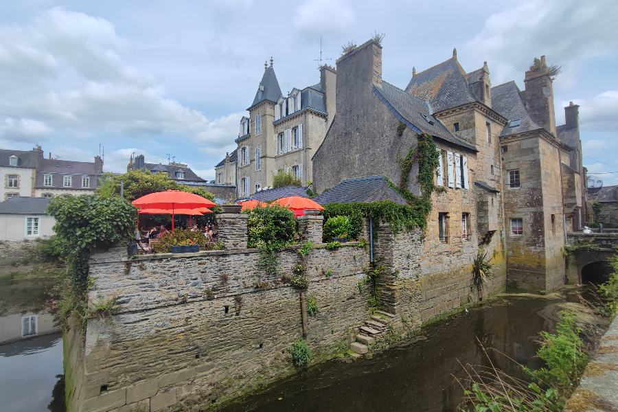 La Crêperie du Pont bénéficie d'une superbe terrasse située sur le pont habité de Landerneau. - ©Enora Heurtebize