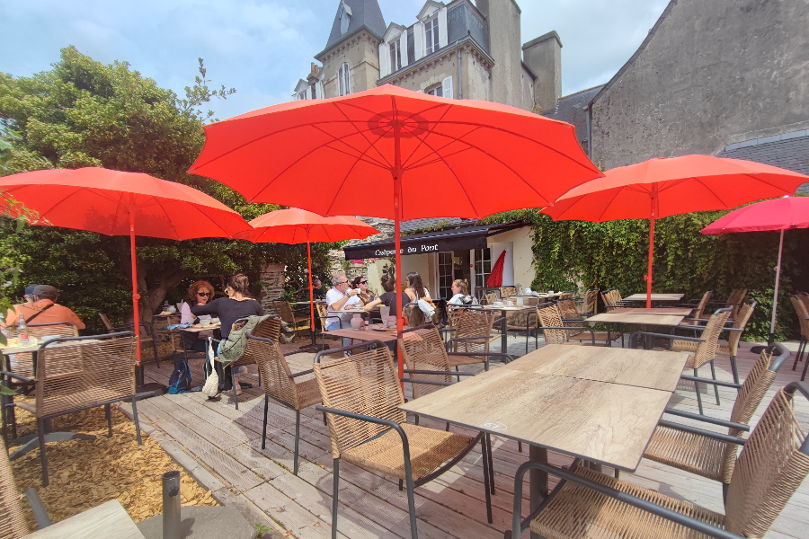 La Crêperie du Pont bénéficie d'une superbe terrasse située sur le pont habité de Landerneau. - ©Enora Heurtebize