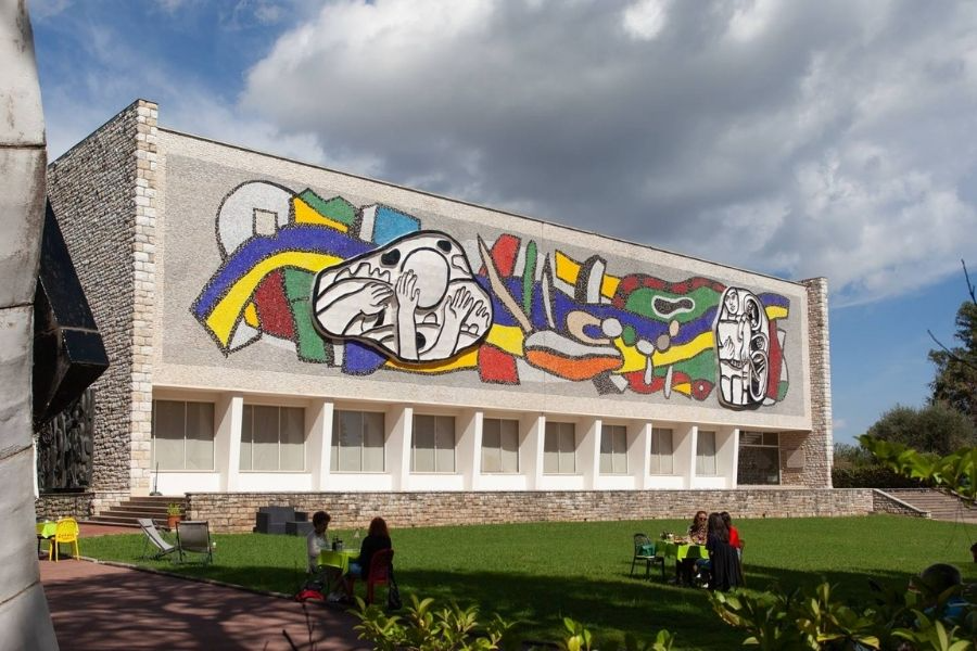 Façade principale du musée national Fernand Léger, à Biot. - ©MUSÉE NATIONAL MARC CHAGALL © ADAGP, Paris, 2022.