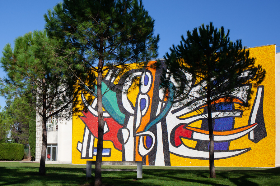 Façade ouest du musée, mosaïque monumentale réalisée en 1989 par Heidi Melano, d'après une peinture murale de F. Léger conçue pour La Triennale de Mil - ©MUSÉE NATIONAL MARC CHAGALL © ADAGP, Paris, 2022.