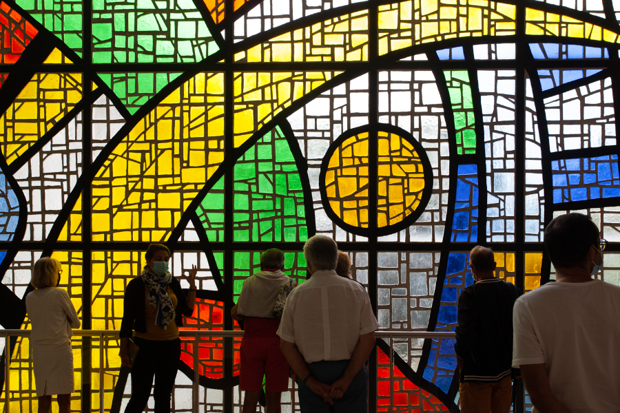 Public devant le vitrail du musée réalisé d'après une maquette de Fernand Léger, pour l'Université de Caracas (Venezuela), vers 1950. - ©MUSÉE NATIONAL MARC CHAGALL © ADAGP, Paris, 2022.