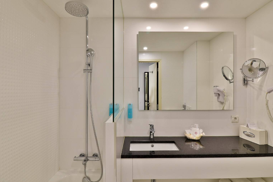 salle de bain - ©cannes riviera hotel