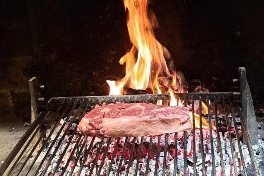 Cote de bœuf grillée dans la cheminée du restaurant - ©Chez Carles