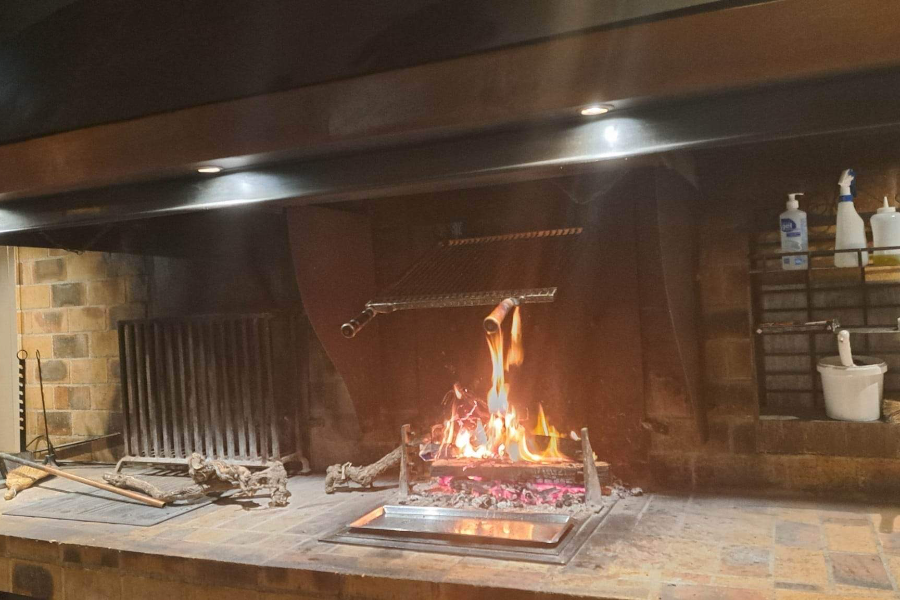 Viande grillée au feu de bois dans la cheminée du restaurant - ©Chez Carles