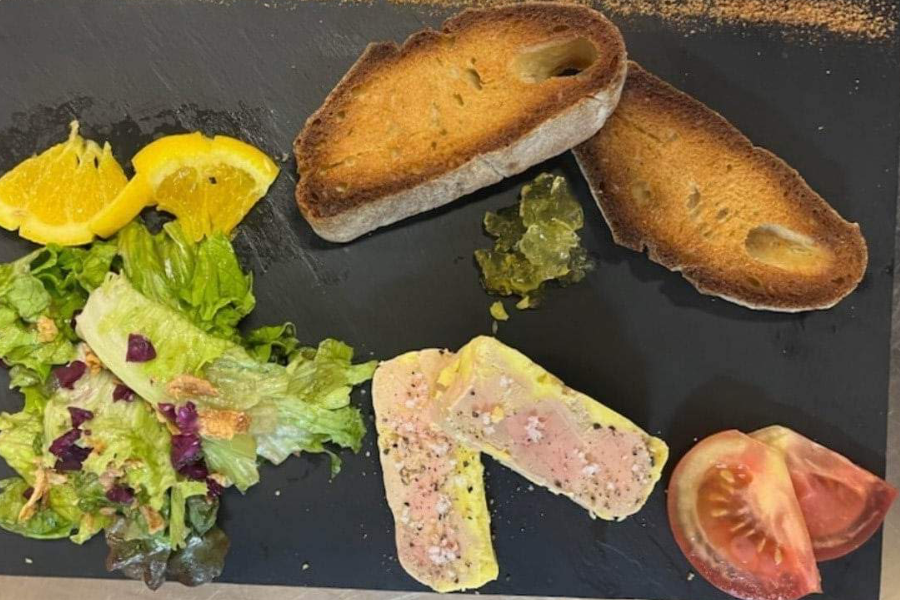 Entrée : toast foie gras - ©Chez Carles