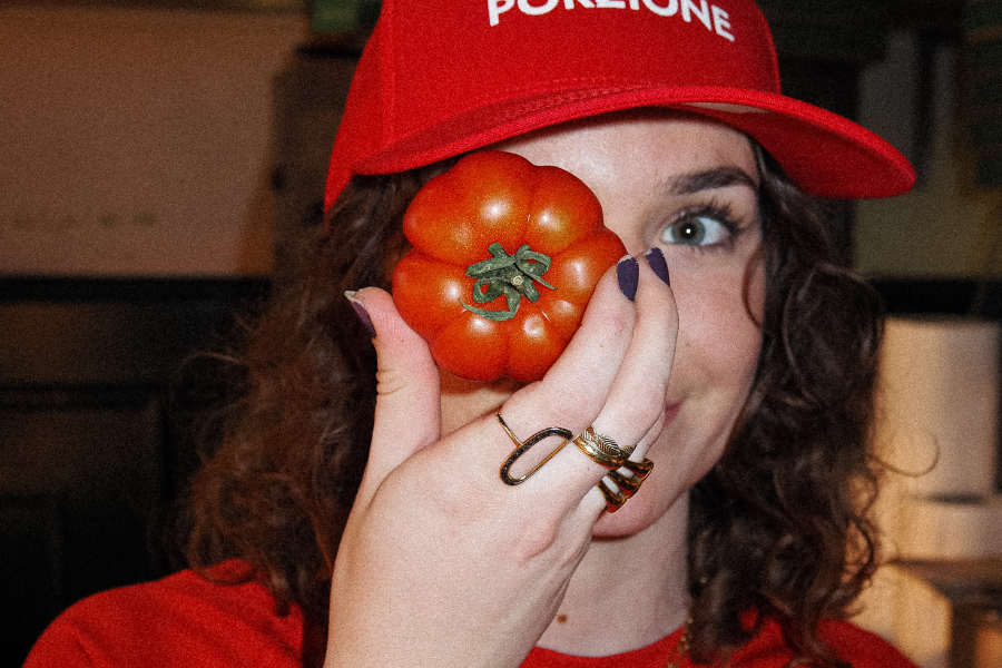 ????Chez Porzione, tout commence par le produit… Cette tomate ancienne, vient tout droit de Provence ❤️ Pas de raccourci : du local, du goût, du vrai