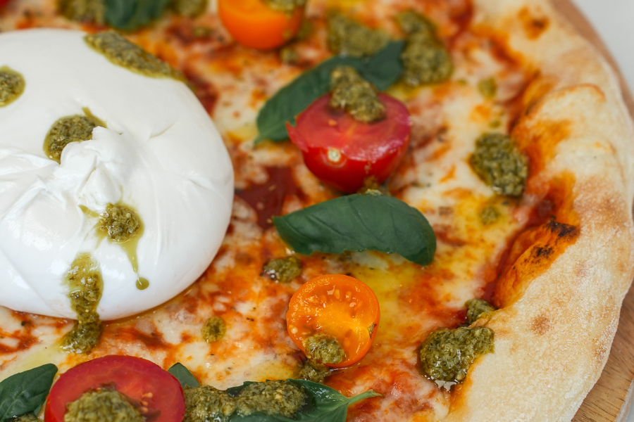 On pourrait parler de notre Mozzarella fior di latte crémeuse, de notre pesto maison ???? Mais il faut simplement la goûter pour comprendre… ????