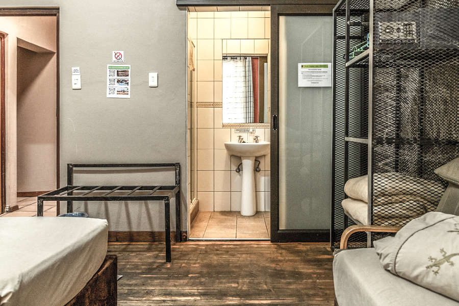 Standard Triple Room with en-suite bathroom and air-conditioning/heating - ©Ilana Lam