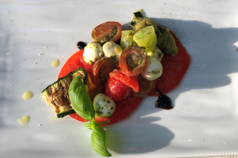 Salades aux tomates - ©HÔTEL RESTAURANT LE CRO-MAGNON